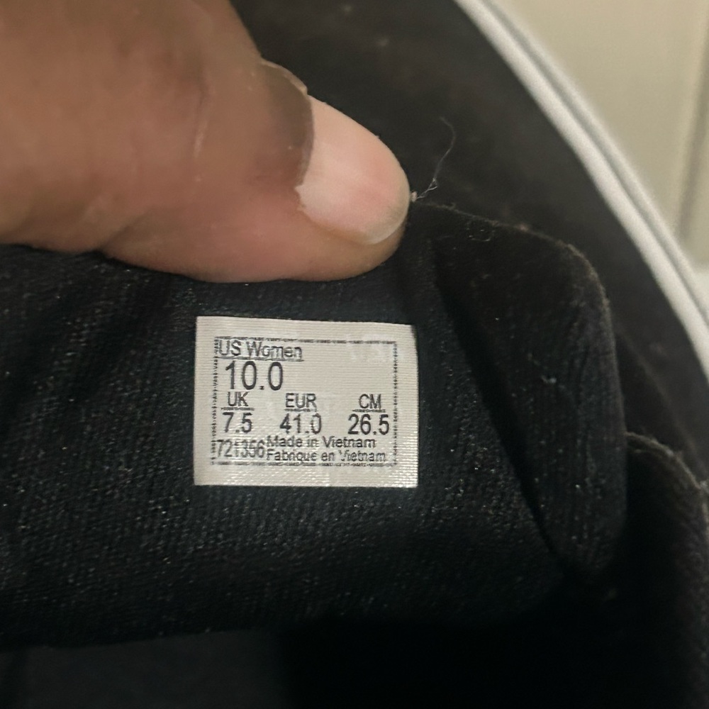Black Vans black tennis shoes - Picture 4 of 11
